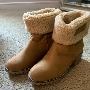 Furry lined boots, convertible style